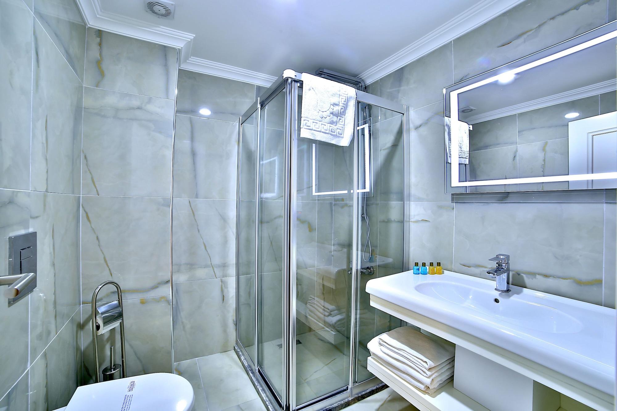 מלון Monaco 3*